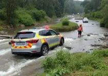 carro cai em córrego em Franca, SP