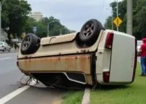 carro capota na Avenida Doutor Flávio Rocha