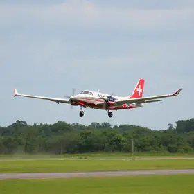 avião faz pouso sem trem de aterrissagem