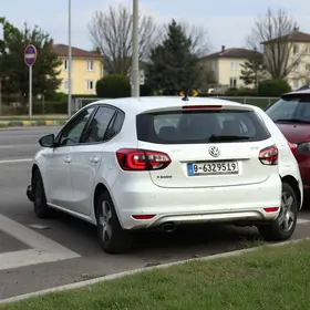 Motorista bate em carro estacionado em Franca, SP