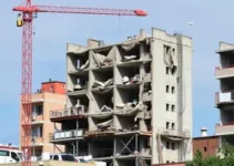 parte de quitinete em obras desaba
