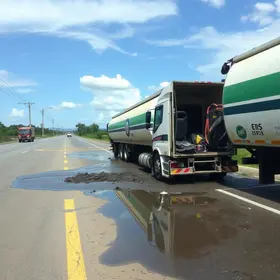 caminhão derruba postes em Ribeirão Preto