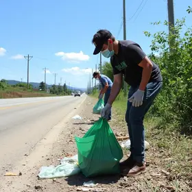 limpeza de área com lixo em Franca, SP