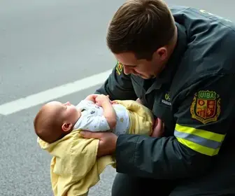 motorista retira bebê pela janela